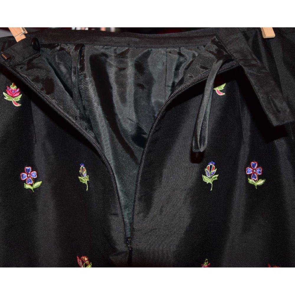 NWOT Talbots Black Embroidered Silk Pants size 16 - Picture 4 of 6